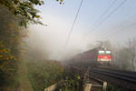 Im morgendlichen Oktoberherbstnebel,kurz vor Auflösung,fahren 1144.233+279 mit Kessel-GAG 91027 zwischen Payerbach und Küb.