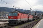 1144 084 und eine weitere 1144 kommen am Allerseelentag 2018 mit einem gemischten Güterzug aus Richtung Arlberg in Innsbruck Hbf an, wo sie einen Zwischenhalt auf Gleis 4 einlegen werden. Im Hintergrund sind Serles und Bergiselschanze zu erkennen. 02.11.2018.