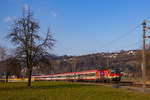 IC 118 mit 1144 030-4 (mit einem Werbesticker versehen) im Gegengleis kurz hinter Schwarzach gen Dornbirn. 19.2.19