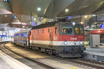 1144 287 steht mit dem Schnellzug nach Linz Hbf. bereit. Die Aufnahme entstand am 30.12.2029 in Wien Hbf.