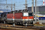 ÖBB 1144.053 und 1144.241 verlassen am 07.11.2020 den Bahnhof Buchs mit einem Güterzug in Richtung Heimat