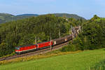 Mit einem gemischten Güterzug waren am späten Nachmittag des 21. September 2020 die 1144.286 und die 1116.111 auf der Semmeringbahn bei Eichberg talwärts unterwegs. 