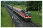 1144 233 bespannte am 17.5.2007 den EC 159  Croatia  von Wien Sdbahnhof nach  Zagreb Glavni Kolod. Die Aufnahme entstand kurz vor der Durchfahrt der Haltestelle Stbing.