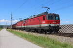Beim Einfahrsignal von Nettingsdorf warten die 1144 262 und die 1144 210 am 17.6.2021 mit dem DG55683 von Wels Vbf auf die Weiterfahrt nach Leoben Donawitz.