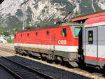 1144 054-4 zog den IC 118  Bodensee  von Innsbruck Hbf bis Lindau Hbf (Insel) welcher nach einem Lokwechsel dann nach Stuttgart Hbf weiter verkehrte. Aufgenommen in Ötztal-Bahnhof am 05.09.2020