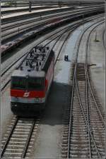 Die Innsbrucker 1144 205 verbringt, noch im alten Design, den Morgen des 30.06.07 mit  rumstehen  im Bahnhof Kufstein.
