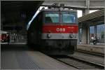 Die Innsbrucker 1144 238 fhrt auf Gleis 1 mit einem Gterzug ein um die Lokfhrer zu wechseln. (30.06.07)