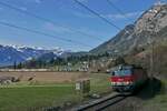 1144 045 und eine unerkannt gebliebene 1144er ziehen einen langen Güterzug im 'Brazer Bogen' die Arlbergbahn Westrampe hinauf (27.02.2016)