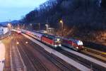 Am verregneten Morgen des 7.3.2024 wartet die 1144 088 mit dem SB4188 in Spielfeld-Straß auf die Abfahrt nach Graz Hbf.
Planmäßig würde hier ein Triebwagen der Reihe 4744 fahren, wegen Fahrzeugmangel fährt allerdings diese Fernverkehrsgarnitur.