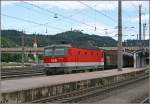 Die Bludenzer 1144 225 durchfhrt mit einen Coilzug nach Italien, den Bahnhof Kufstein. Vermutlich wird in Wrgel eine Vorspann- und eine Schiebelok an den Zug gekuppelt da der Zug fr eine 1144 zu schwer sein wird. (04.07.07)