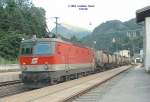 BB BR 1144 mit Kesselwagenzug fhrt talwrts am 28.08.2004 durch den Bahnhof Steinach in Tirol.