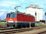 1144 211 hat gerade ihren Gz abgekoppelt und macht sich jetzt auf den  Heimweg  nach Regensburg Ost. 24.05.2008, Plattling