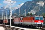 Vor den sich auftrmenden Kitzbhler Alpen zieht eine Doppeltraktion 1144 einen langen, schweren Gterzug durch Wrgl Richtung Innsbruck. (24.08.2008)
