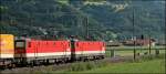 Und wieder ist ein Kombizug mit den  Alpenstaubsaugern  bespannt: 1144 262 (9181 1144 262-3) und 1144 252 (9181 1144 252-2) bringen einen KLV-Zug bei Schwaz zum Brenner. (08.07.2008)
