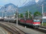 1144 261 und 1144 236-7 ziehen bei Innsbruck-West einen Gterzug Richtung Osten;100608