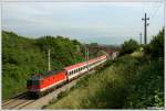 1144 071 eilt mit dem OIC 15555/OIC 555 von Wien Meidling nach Graz durch die Mdlinger Weinberge, 27.5.2011