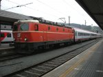 1144 040-1 wartet am 20.7.2011 mit dem BB Inter City 649  Menschen fr Menschen  ber Zell am See nach Wien Westbahnhof im Innsbrucker Hbf auf Gleis 6 auf die Abfahrt.