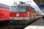 1144 204-3 unmittelbar nach der Einfahrt im Hauptbahnhof in Innsbruck. (14.4.2006)