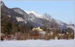 Bei Stainach im Ennstal ist der IC-Wendezug 518 an diesem Winternachmittag auf der Fahrt nach Innsbruck. 30.01.12