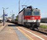1144 257 musste mit ihrem Gz in Richtung Wien einen Signalhalt in Gramatneusiedl am Gleis 2 einlegen. Aufgenommen am 14.05.2013.