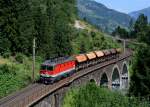 1144 095 mit einem kurzen Gterzug am 04.08.2013 am Hundsdorfer-Viadukt bei Bad Hofgastein.