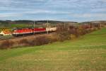 2 x 1144 mit einem kurzen Gterzug, unterwegs bei Neulengbach Richtung Westen, aufgenommen am 28.10.2013.