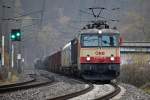 1144 117 fhrt am 18.11.2013 mit einem Gterzug zwischen Pernegg und Bruck/Mur Richtung Norden.