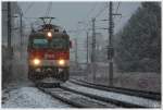 Bei dichtem Schneetreiben, zieht 1144 246 einen Güterzug durch St Stefan.