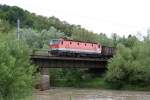 1144 031-2 am 17.Mai 2014 vor einem Gterzug auf der Brcke ber den Mrzbogen bei Kapfenberg.