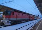 Eigentlich hätte 1144 030 am 29. Dezember 2014 die S6 mit der Planabfahrt um 07:38 von Wörgl Hbf nach Salzburg Hbf bringen sollen. Wegen des Winterwetters war diese Maschine allerdings untauglich, sodass kurzerhand an den 80 73 Steuerwagen eine 1116 vorgespannt wurde. Mit 15 Minuten Verspätung wurde dann um 07:53 von Bahnsteig 2 abgefahren.