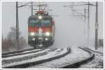 Wirbelt Schneegestöber her vom Hang - 1144 052 braust mit einem Intercity von Wien Hbf nach Villach Hbf.
