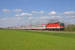 Hinter frischen grünen Feld und vor tollen Quellwolken fährt 1144.101 mit EC-159 bei Felixdorf in Richtung Wr.Neustadt am 20.4.15