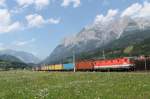 1144 241 mit einem Containerzug Richtung Bischofshofen am 15.07.2015 bei Pfarrwerfen.