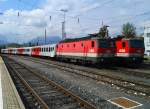 1144 220-1 und 1144 118 mit jeweils einer 4-teiligen CittyShuttle-Garnitur. Aufgenommen am 3.9.2015 in Villach Hbf