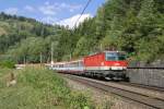 1144.206 fährt mit EC-158  Croatia  im frisch ausgeschnittenen Streckenabschnitt beim Wagnergraben-Viadukt bei Klamm/Sch. am 13.9.15