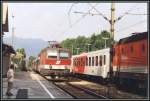 1144 242 rollt im Sommer 2003 mit einem Regionalzug von Rosenheim nach Innsbruck, in den Bahnhof Kiefersfelden ein.