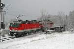 Am Morgen des winterlichen 16.1.16 fahren 1144.213+1142.623 als L.Z. bei Payerbach nach Gloggnitz für die nächsten Vorspannleistungen.