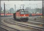 1144 218 schiebt den Gterzug, bestehend aus 14 Eanos-Waggons, zum Brenner nach.