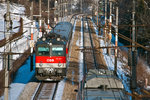 1144 204 mit dem R 2028, unterwegs in Richtung Westen. Die Aufnahme entstand am 27.01.2010 in Pressbaum.