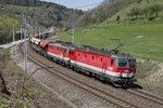 1144 218 + 1142 625 mit Güterzug kurz nach Bruck an der Mur am 11.04.2016.