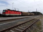 1144 227-6 durchfährt mit Güterzug den Bhf. Timelkam; 160426