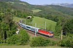 Die frisch ausgebesserte 1144.206 fährt mit EC-151 am Eichberg bei der Steinbauerwiese am 26.5.16 bergwärts.