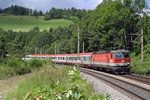 Vor einen kurzen Regenschauer fährt 1144.114 mit EC-158 noch in der Sonne am 30.7.16 bei Klamm/Sch.