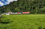 1144 275-5 fährt ist nahe Mitterberghütten mit einem Güterzug in Richtung Salzburg unterwegs.
Aufgenommen am 7.8.2016.