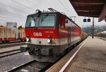 1144 048 steht am 20.10.2016 mit einem kurzen Mischer im Bahnhof Lienz.