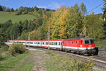 Im Bogen nach dem Wagnergraben-Viadukt befindet sich in herbstlicher Umgebung EC-158 mit 1144.218 am 22.10.16