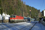 Im ersten Licht fährt 1144.108 mit EC-151 in den Bhf.Semmering ein. 21.1.17