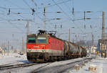 1144 043 mit einem Güterzug bei der Durchfahrt durch Attnang - Puchheim.