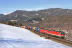 1144.207+1016.014 fahren mit G-43401 mit dem Schneeberg im Hintergrund bei der Apfelwiese am Eichberg bergwärts. 5.2.17