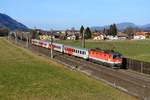 Noch gestaltet sich der Bezirksverkehr auf der Giselabahn in klassischer Form: 1144.106 schiebt am 19. Dezember 2015 ihren REX 1507 bei Kuchl in Richtung Salzburg. Auf dem Dach gut erkennbar ist der Überspannungsableiter neuerer Bauart.